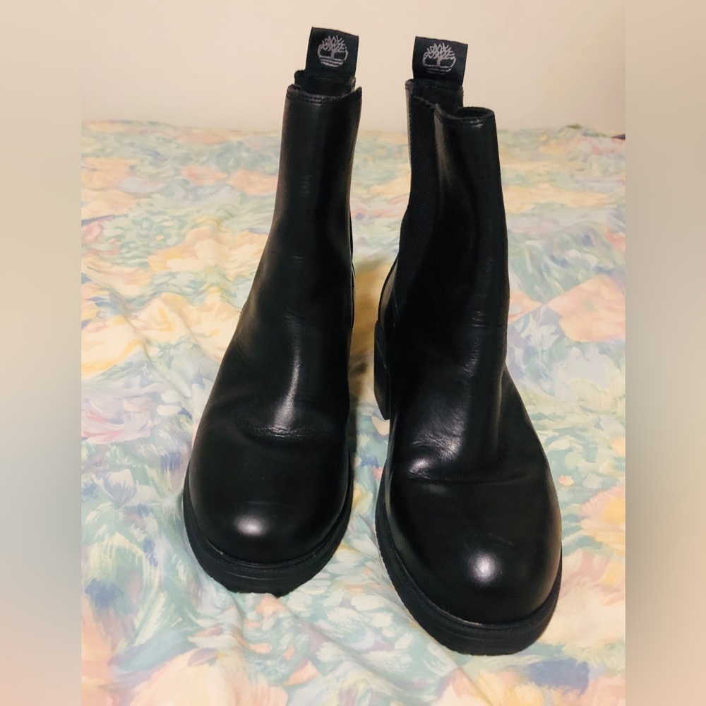 New black Timberland leather boots size 8.5. Chelsea style.